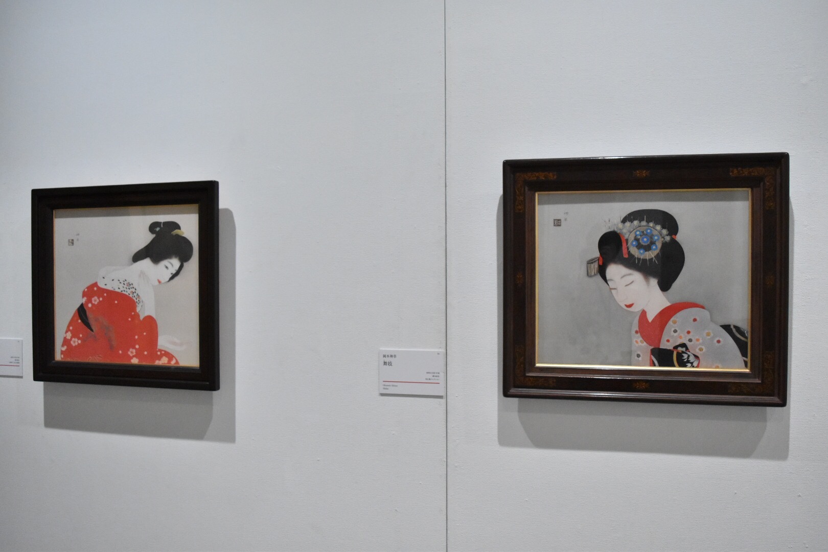 左：岡本神草　《化粧》　昭和3（1928）年頃　京都国立近代美術館　右：岡本神草　《舞妓》　昭和3（1928）年頃　培広庵コレクション