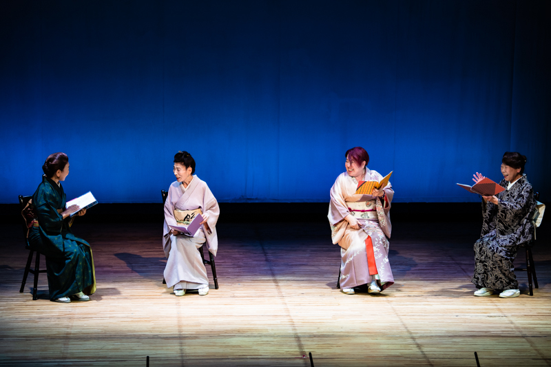 『湯島の春』（左から）村岡ミヨ、高橋よし子、小川絵莉、伊藤みどり。手にもつ台本の表紙には、それぞれの役を象徴する柄があしらわれている。
