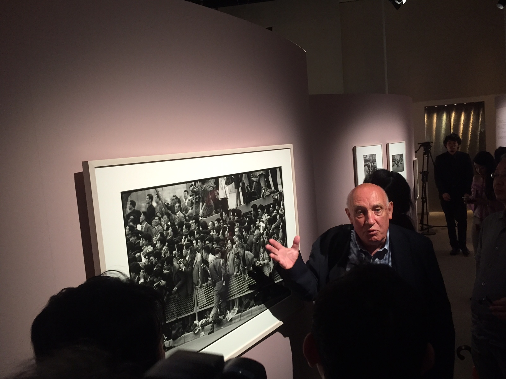 1964年に撮影された写真について語る、ドゥパルトン。「本作は競技写真ではないが、フレーム外の光景を映した一枚。いろんな国の選手を見たい、という日本の人々の好奇心が伝わってくる素晴らしい写真だ」と語った。
