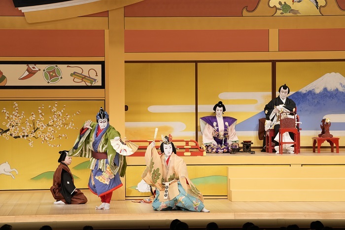 第二部『壽恵方曽我』（左より）曽我五郎時致=松本幸四郎、曽我十郎祐成=市川猿之助、犬坊丸=市川染五郎、工藤左衛門祐経=松本白鸚雀 ／(C)松竹