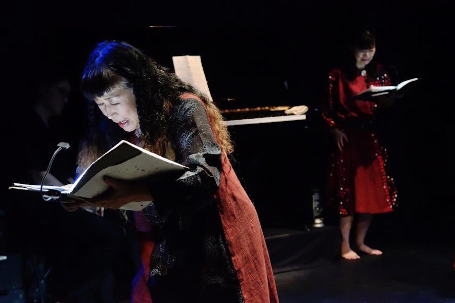 朗読劇『ホタラ綺譚（パナス）余滴』上演より。左から・火田詮子、咲田とばこ　　2016年9月／七ツ寺共同スタジオ　　撮影：山崎のりあき