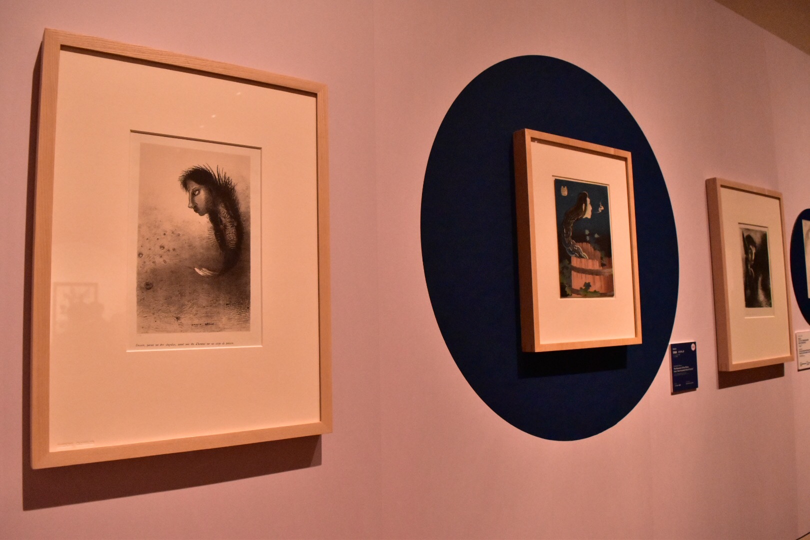 左：オディロン・ルドン　「聖アントワーヌの誘惑」第一集より《Ⅴ.それから魚の体に人間の頭を持った奇妙なものが現れる》1888年　国立西洋美術館
