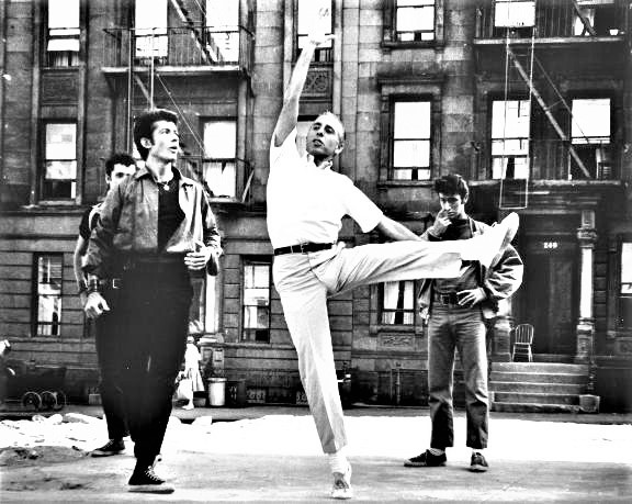 〈プロローグ〉の振付を教えるジェローム・ロビンス（中央）。左は、シャーク団リーダーのベルナルド役で人気沸騰したジョージ・チャキリス