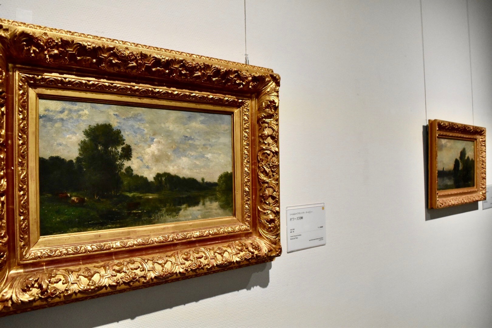 左：シャルル＝フランソワ・ドービニー　《オワーズ河畔》　1865年頃　ランス美術館蔵