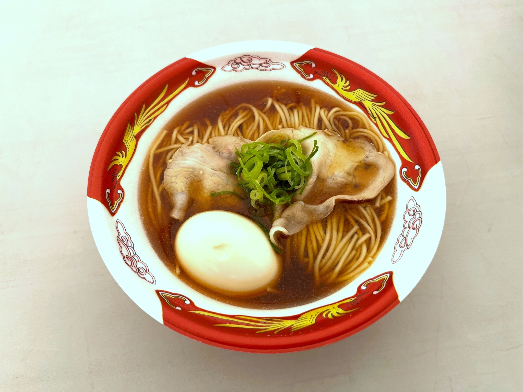 中華蕎麦 沙羅善（神奈川・鎌倉）の醤油らうめん（1,000円）熟成味玉（200円）トッピング