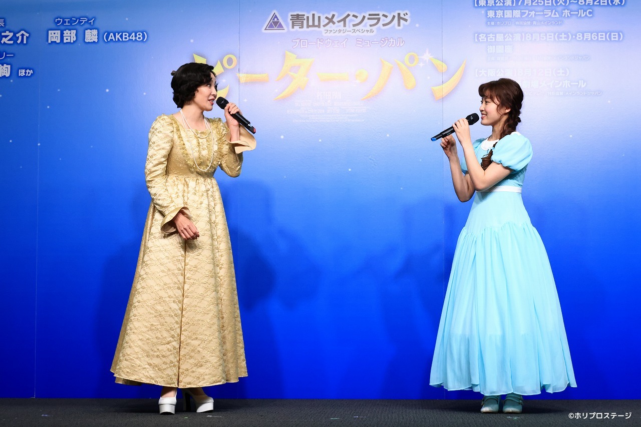 （左から）ダーリング夫人：須藤理彩、ウェンディ：岡部麟（AKB48） 　　　撮影：宮川舞子