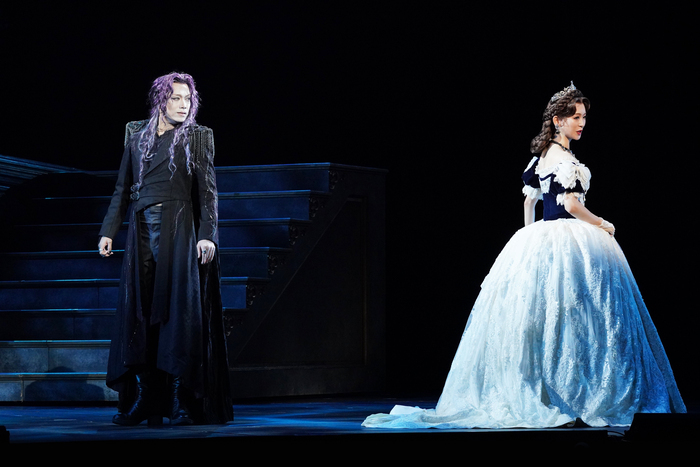 ミュージカル『エリザベート』2022 年公演 舞台写真より　山崎育三郎、愛希れいか