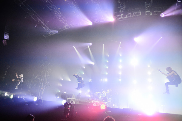 ONE OK ROCK「ONE OK ROCK 2015 “35xxxv” JAPAN TOUR」埼玉・さいたまスーパーアリーナ公演の様子。（Photo by RUI HASHIMOTO[SOUND SHOOTER]）