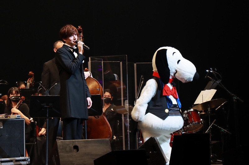昨年の公演でもゲストボーカルを務めた城田優（写真左）は、ステージでスヌーピーと共演。観客を沸かせた　(C)2022 PEANUTS