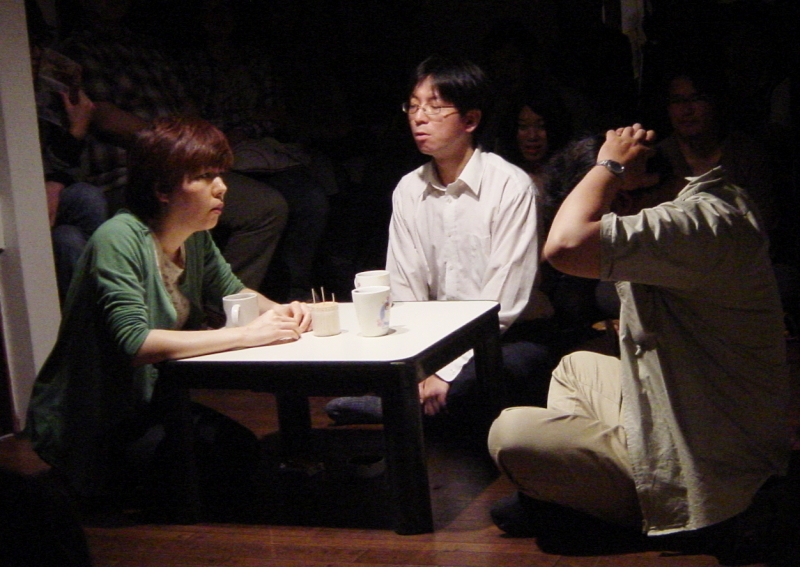 『隣にいても一人』(作：平田オリザ　演出：天野天街) （撮影：嶋生薫理）