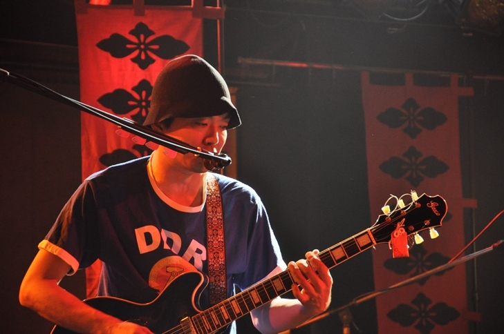 開演間もない頃、高木のギターには確かに生田神社の御守が付いていた。 　（撮影：吉永美和子）