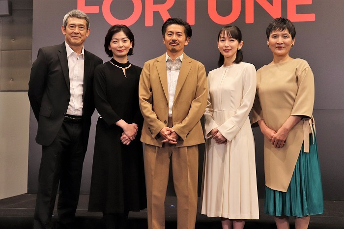 （左から）鶴見辰吾、田畑智子、森田剛、吉岡里帆、根岸季衣