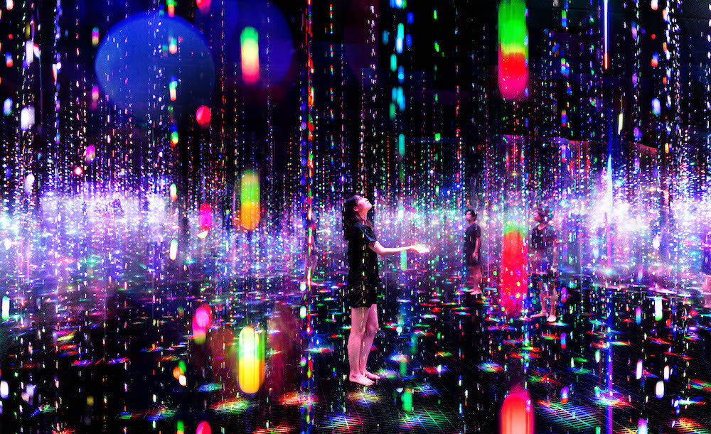 生命は結晶化した儚い光 / Ephemeral Solidified Light teamLab, 2021, Interactive Installation, Sound: teamLab