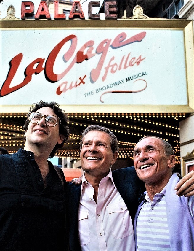 ジェリー・ハーマン（作詞作曲）を中心に、演出のアーサー・ローレンツ（右）とハーヴェイ・ファイアスタイン（脚本）。『ラ・カージュ・オ・フォール』初演（1983年）上演中のパレス劇場前で。
