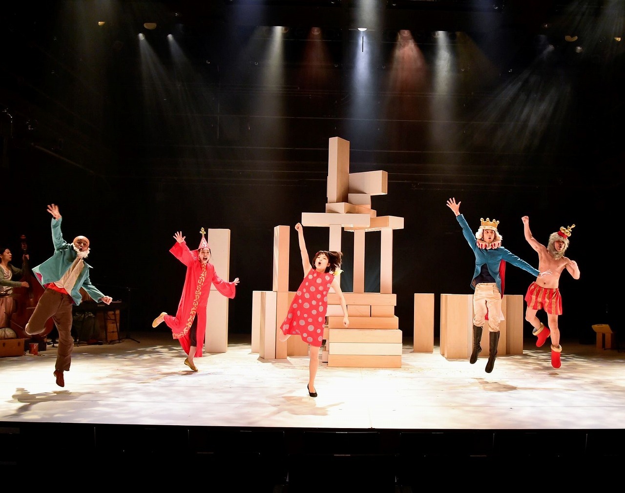 東京芸術劇場プロデュース『気づかいルーシー』 　撮影：阿部章仁