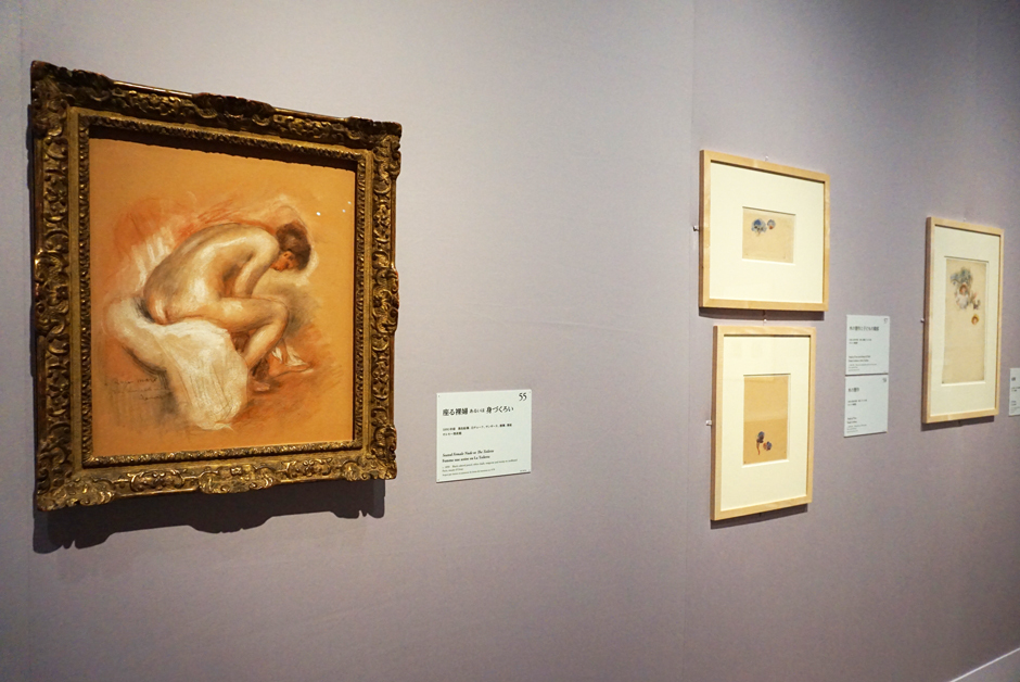 《座る裸婦》あるいは《身づくろい》　1890年頃　鉛筆、白チョーク、サンギーヌ、擦筆 / 厚紙　62×51cm　オルセー美術館 © Musée d' Louvre, Dist. RMN-Grand Palais / Martine Beck-Coppola