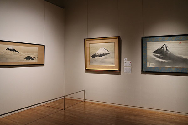 富士を画題にした作品のコーナーも　左は横山大観《富士》1935（昭和10）年頃、中央は横山大観《心神》1952（昭和27）年、右は横山大観《富士山》1933（昭和8）年