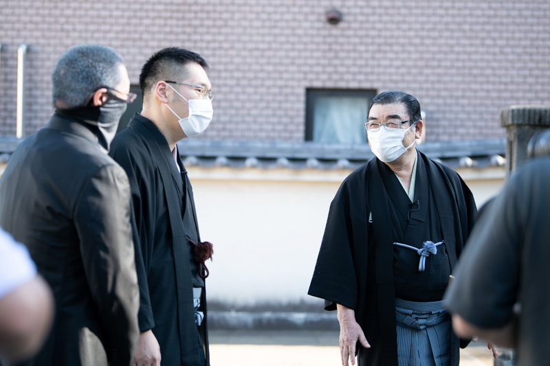 境内を歩きながら、赤穂義士の逸話を語る松鯉。松緑と伯山の「へえー！」という声が聞こえてきた。