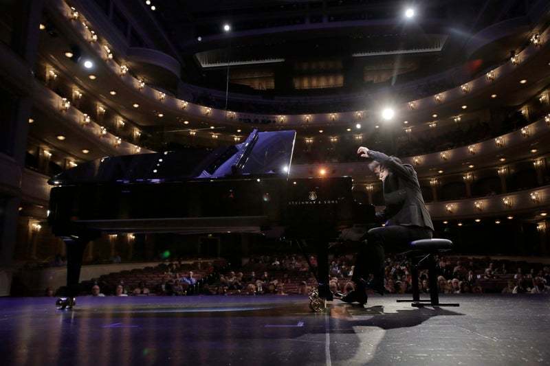 亀井聖矢（ヴァン・クライバーン国際ピアノコンクールにて／Photo by Richard Rodriguez）