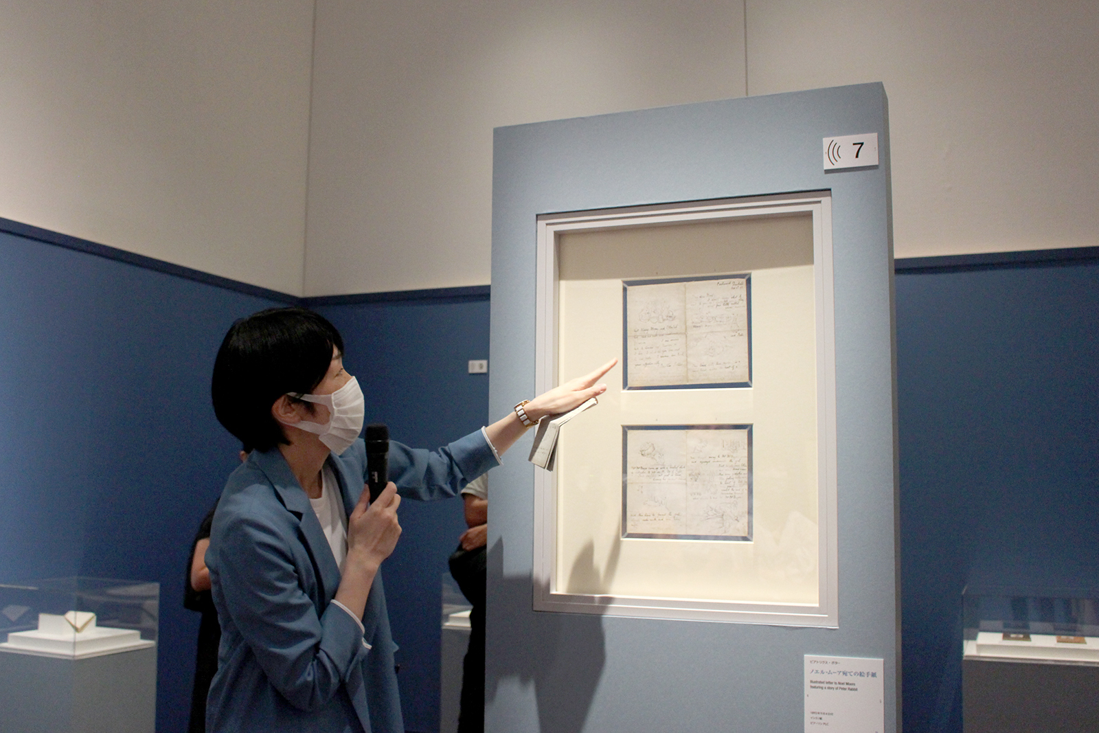 展示内容を解説する、あべのハルカス美術館　横山志野学芸員
