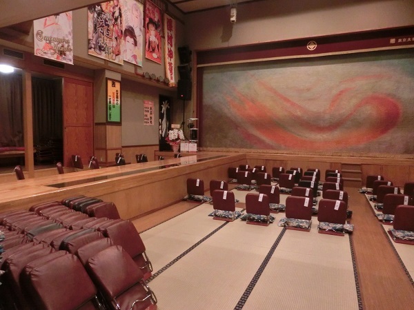 篠原演芸場内部。左上には公演中の劇団のタペストリーがかかっている。