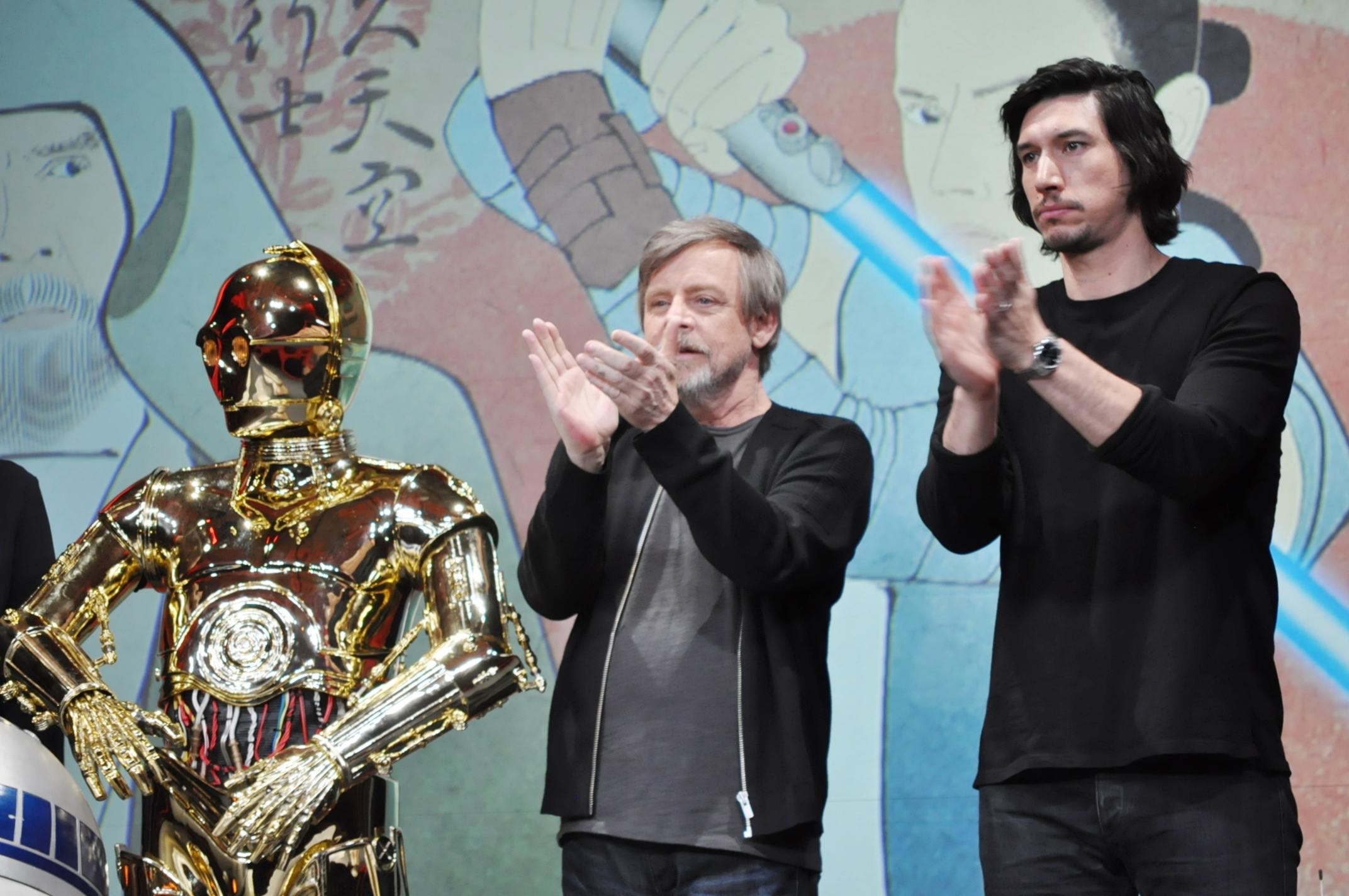 左から、C-3PO、マーク・ハミル、アダム・ドライバー