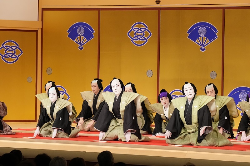 夜の部『口上』（前）左より、六代目尾上菊之助、八代目尾上菊五郎、七代目尾上菊五郎 ／(C)松竹