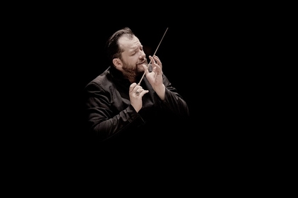 指揮者アンドリス・ネルソンスとボストン響による、ショスタコーヴィチ交響曲シリーズ最終作の国内盤がリリース