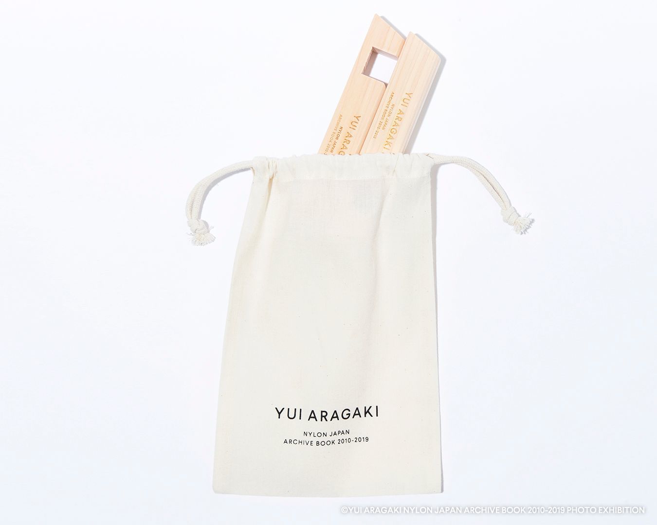 ブックスタンドに付属するポーチ （C）YUI ARAGAKI NYLON JAPAN ARCHIVE BOOK 2010-2019 PHOTO EXHIBITION