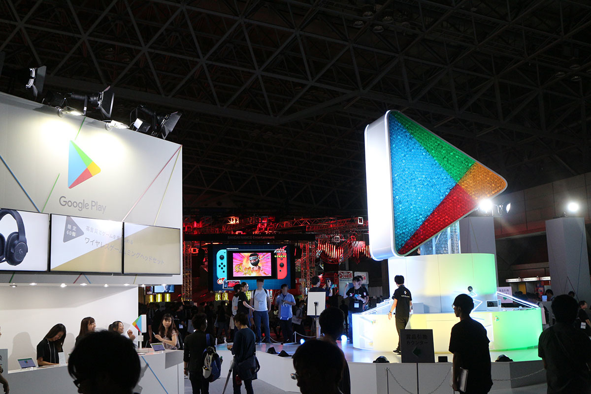 Android OSスマホでのゲームアプリDLに欠かせない「Google Play」も出展/撮影：梅田勝司
