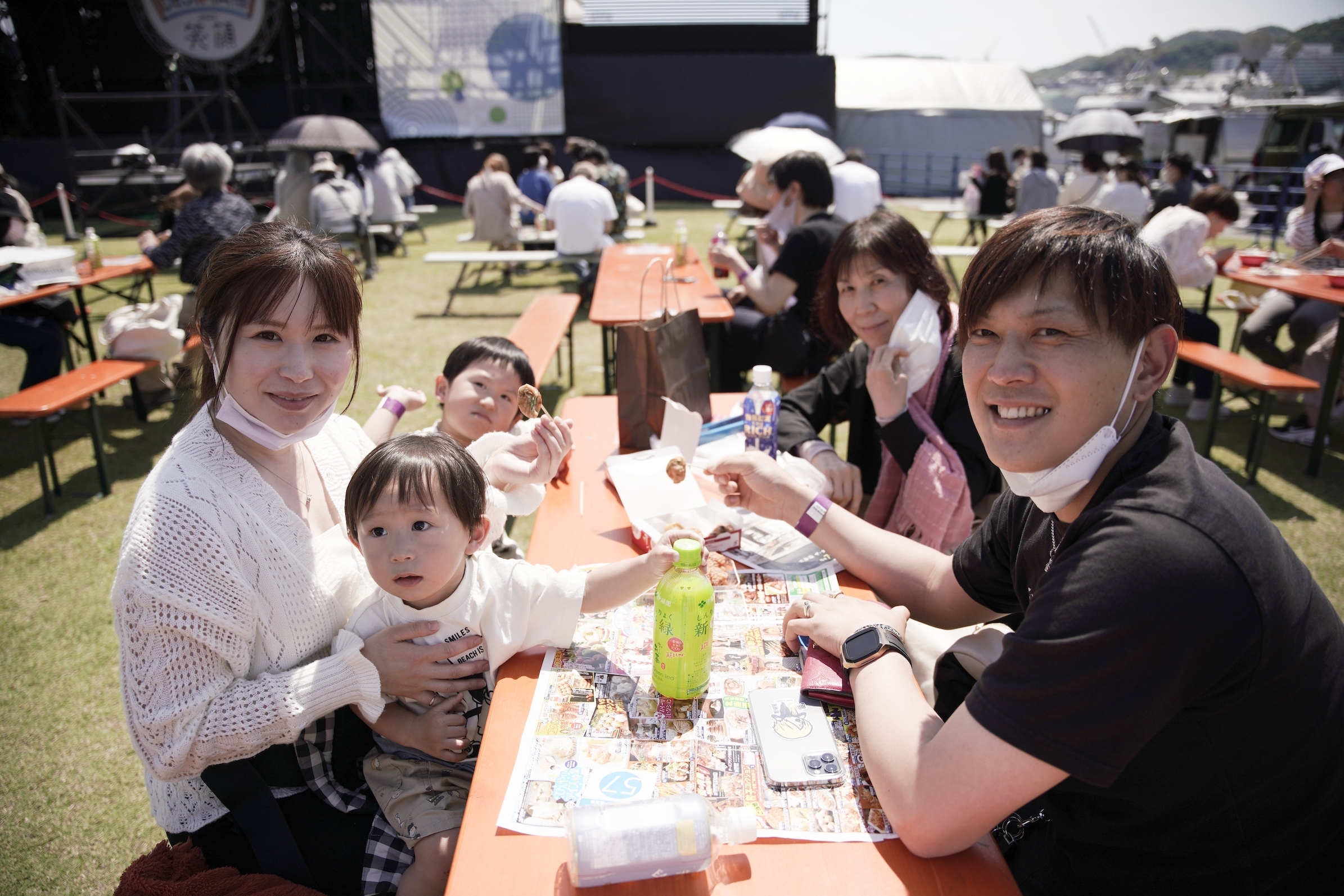 ステージ前方にはベンチのみの席もある