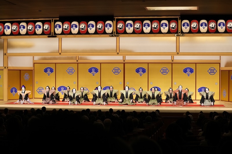 夜の部『口上』（前）左より、坂東玉三郎、坂東楽善、六代目尾上菊之助、八代目尾上菊五郎、七代目尾上菊五郎、尾上松緑、市川團十郎、中村梅玉 ／(C)松竹