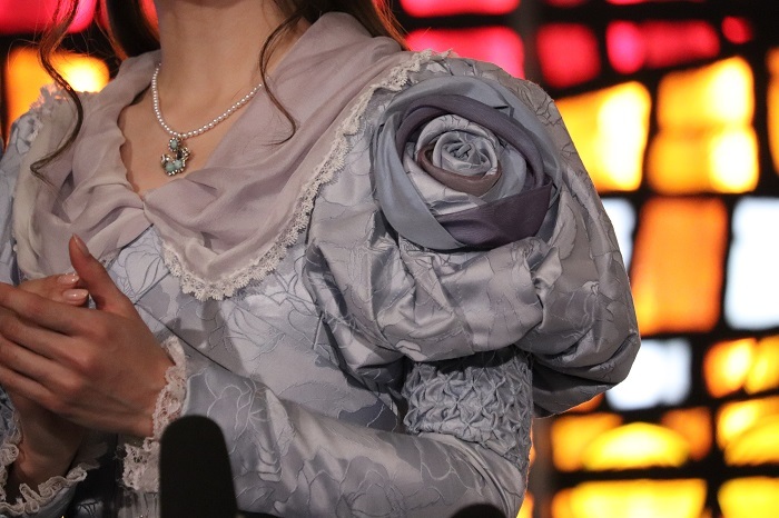 袖に薔薇があしらわれているんです。素敵ですね。