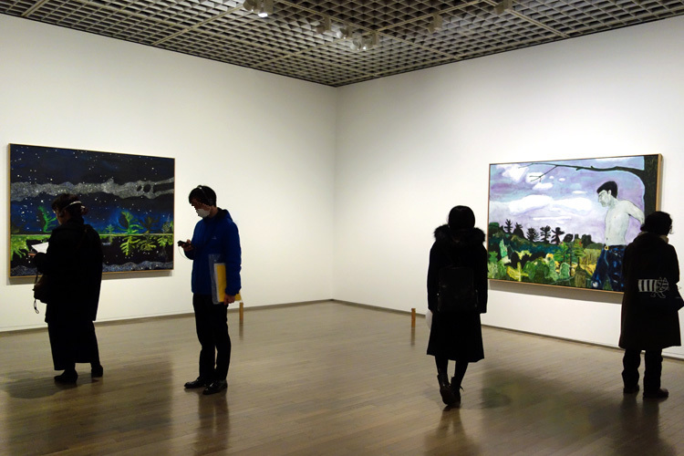 左：《天の川》1989–90　油彩、キャンバス　152x204cm　作家蔵、 右：《街のはずれで》1986–88　油彩、キャンバス　152x212.5cm　作家蔵
