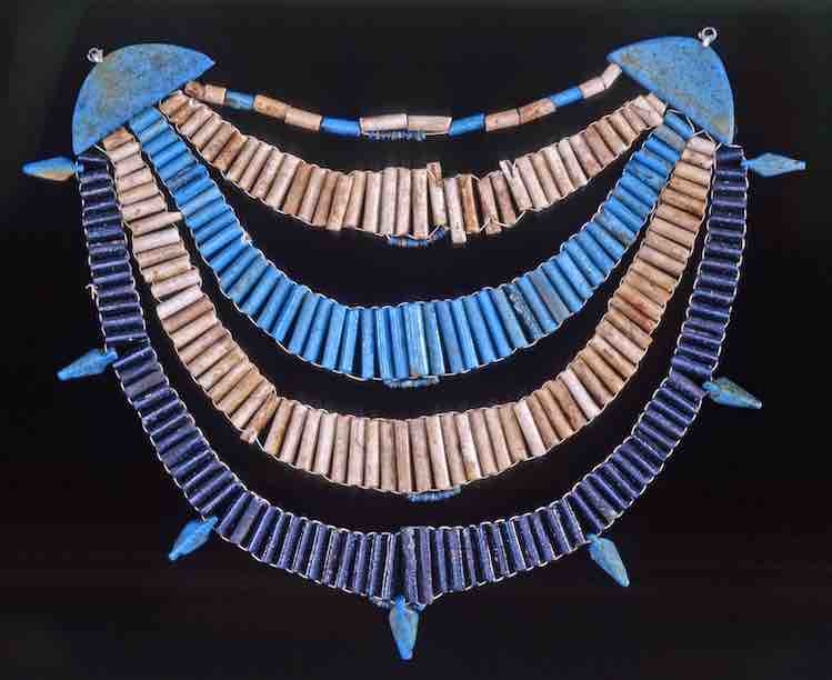 襟飾り　前2040～前1985年頃 大英博物館  (c) The Trustees of the British Museum