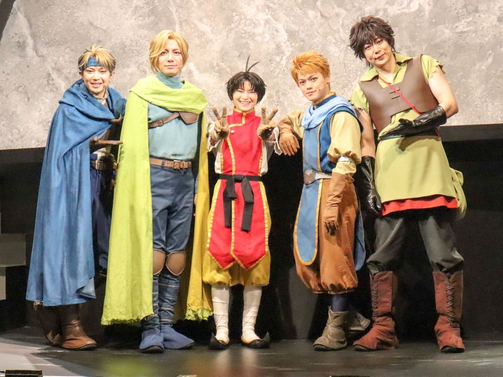 舞台『幻想水滸伝-門の紋章戦争篇-』記者会見より　　最後に笑顔で！