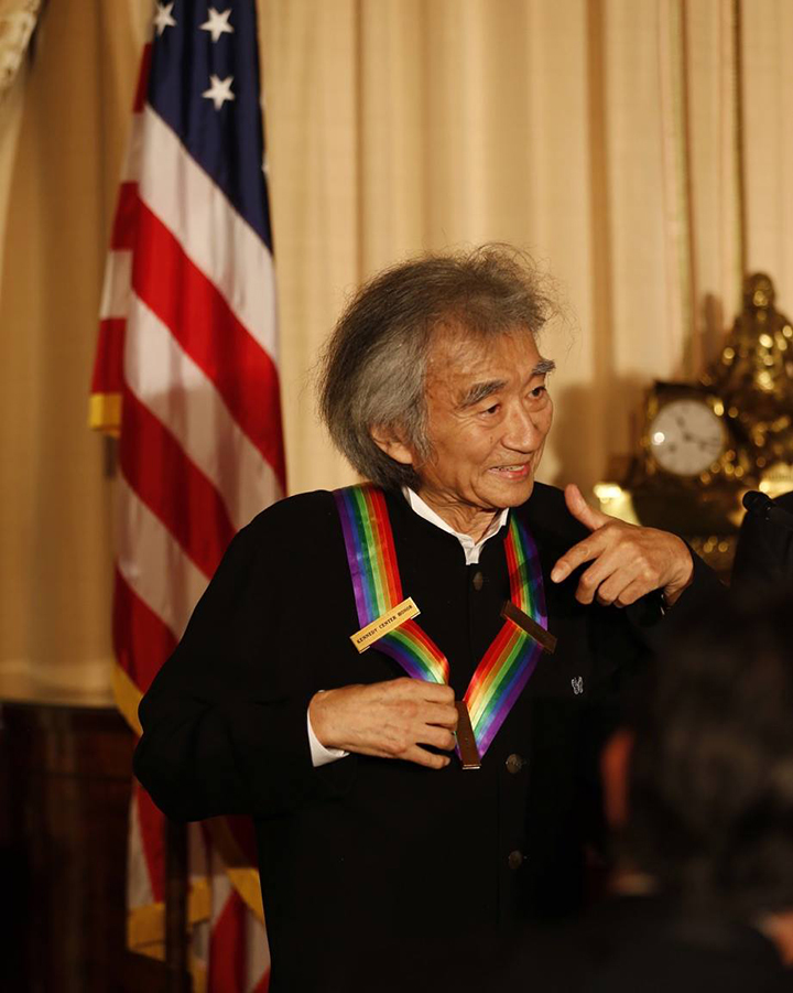メダルを授与される小澤征爾 Photo：Scott Suchman/The Kennedy Center