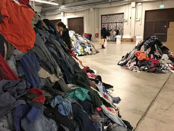 Christian Boltanski 「Dispersion, 1991-2017」/Used clothing, bags/Courtesy Christian Boltanski