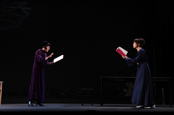 （左から）片桐はいり、瀧内公美 舞台写真：宮川舞子