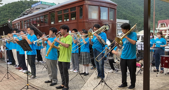 音楽祭と富士急行線のタイアップ「音楽祭コラボ号」を記念し、ステラ吹奏楽団メンバーと上野がファンファーレを演奏した