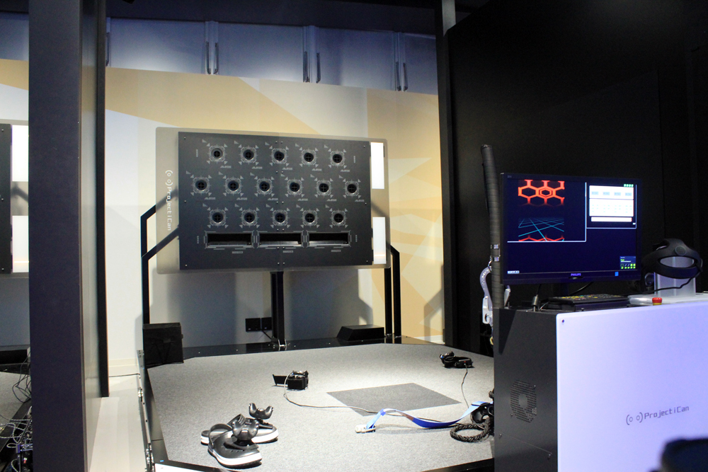 修行場の外観はとても機械的だが、VR空間では広大な施設に。
