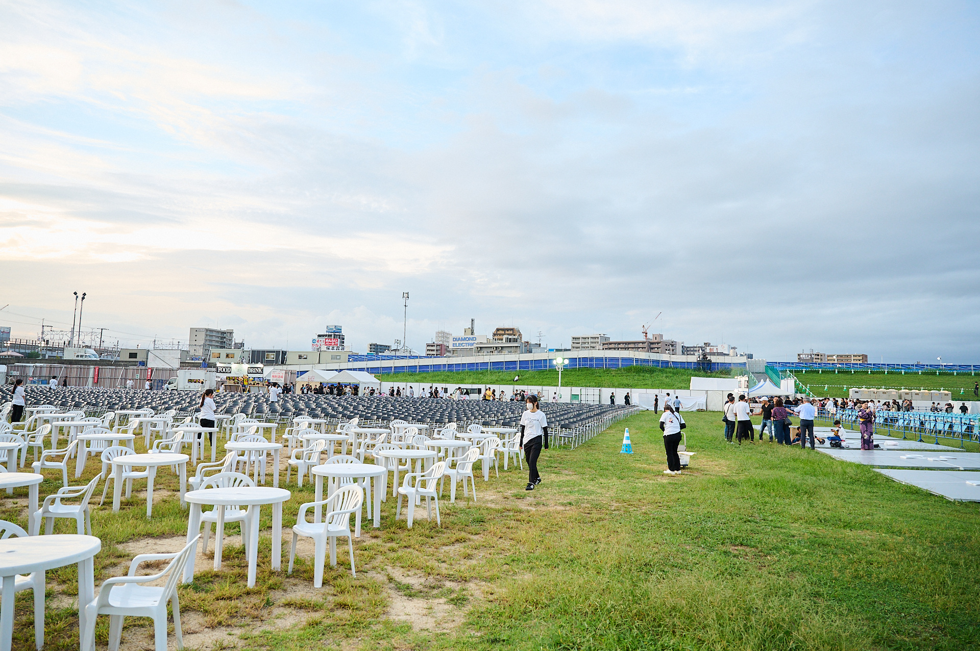 手前：VIPペアシート、奥：イープラスシート、右側：桟敷エリア