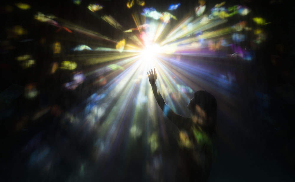 円相に迷い込んで / Step into the Light Circle teamLab, 2021, Interactive Digital Installation, Sound: Hideaki Takahashi, teamLab