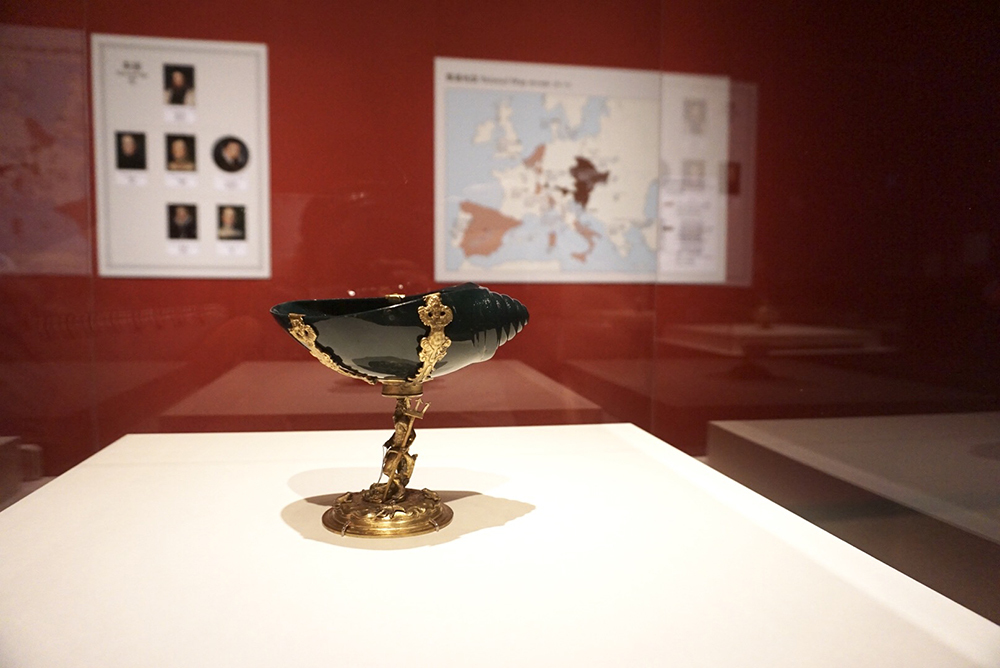 オッターヴィオ・ミゼローニ（1568頃-1624）、HCのマイスター《ネプトゥヌスをともなう巻貝形の鉢》プラハ、1620年頃、縁取り：ウィーン、1620/30年頃　血玉石、鍍金された銀　ウィーン美術史美術館 美術工芸館