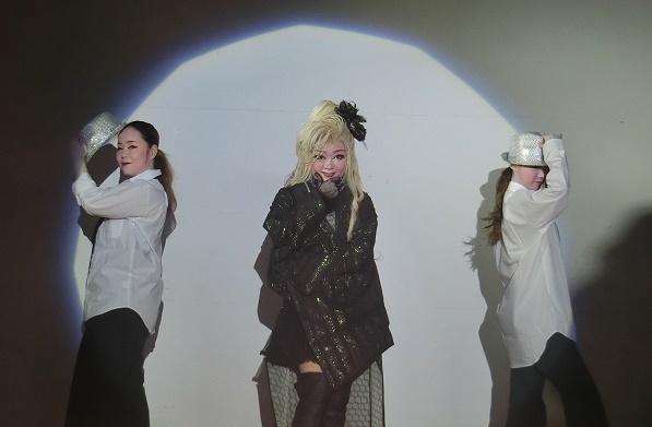 洋風の演目もある。左から飛鳥菜夏さん・小龍優さん・千明ありささん(2016/2/11)
