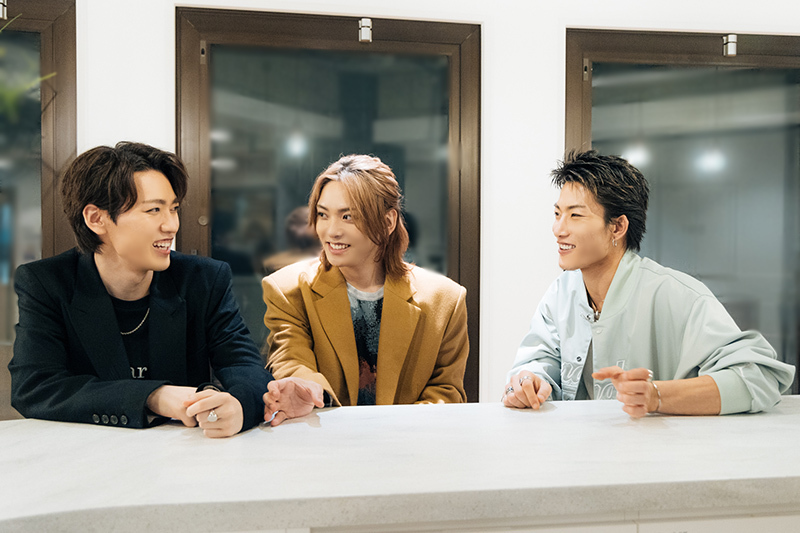 撮影中、仲の良い3人は「とあるBarに来た」というテーマの寸劇をする一幕も