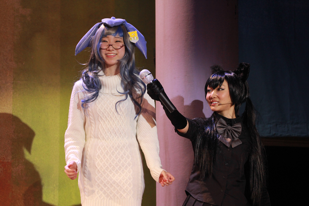 シロナガスクジラ役の伊藤梨花子（左）は舞台初挑戦。右はクロヒョウ役の稲村梓。