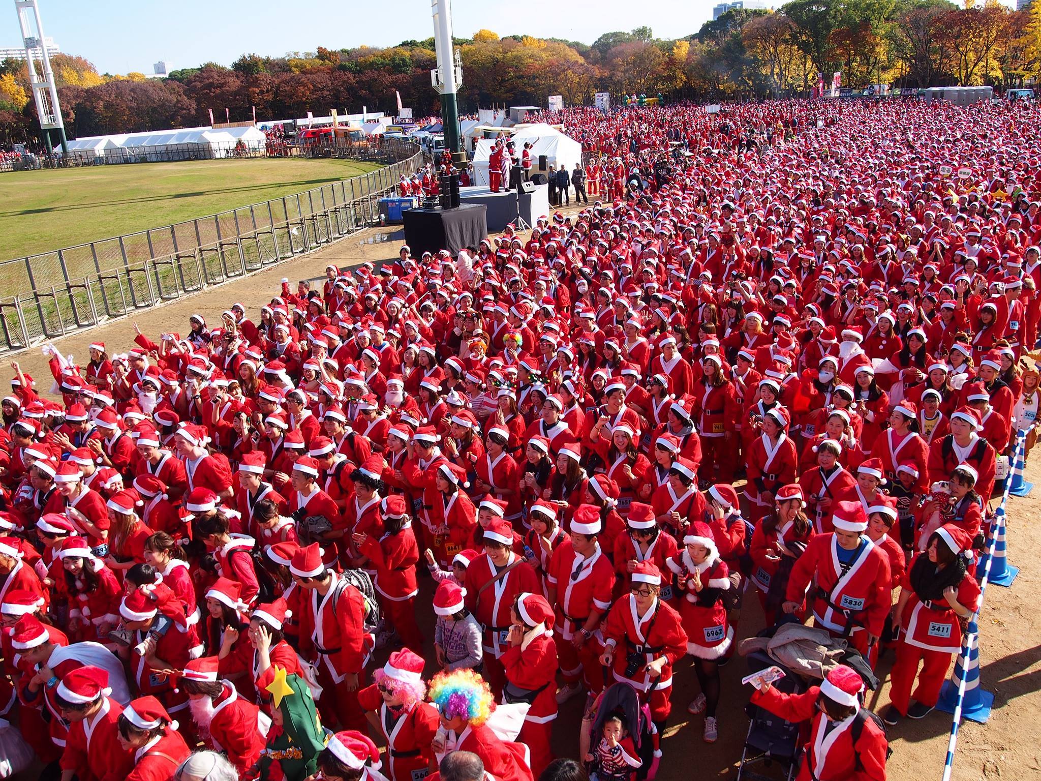 12月3日、大阪城をサンタクロースが埋め尽くす『Osaka Great Santa Run』が開催