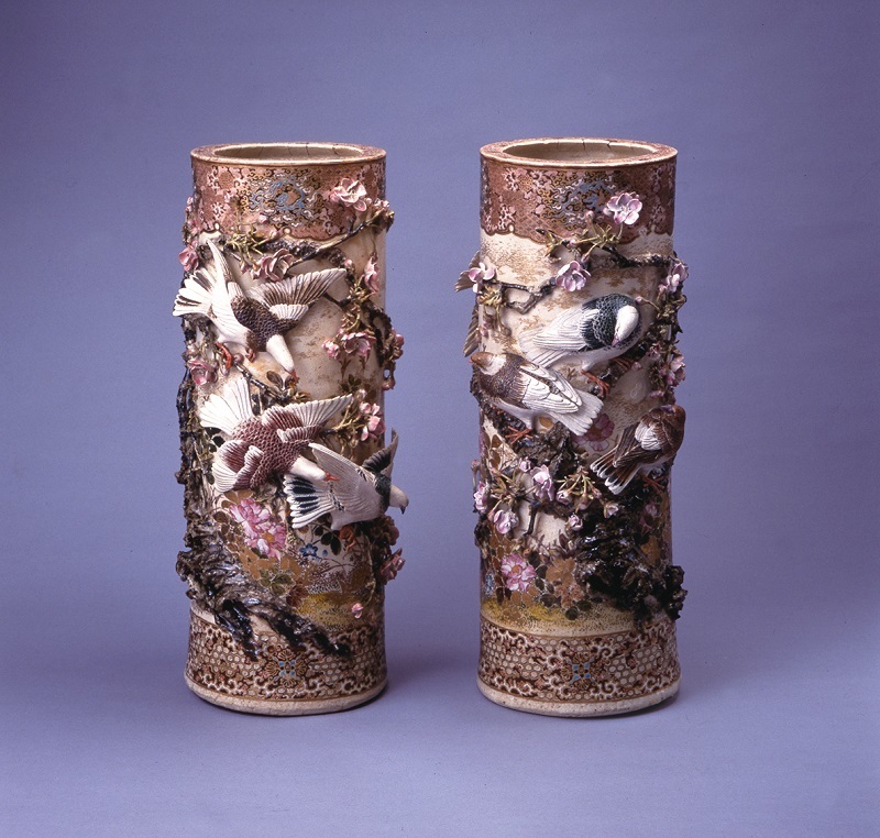 初代 宮川香山 「高浮彫桜ニ群鳩大花瓶」 明治時代後期 陶磁器 各 h.56.5cm 田邊哲人コレクション（神奈川県立歴史博物館寄託）