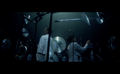 コブクロ、先行配信中の33枚目シングル「両忘」のミュージックビデオを公開